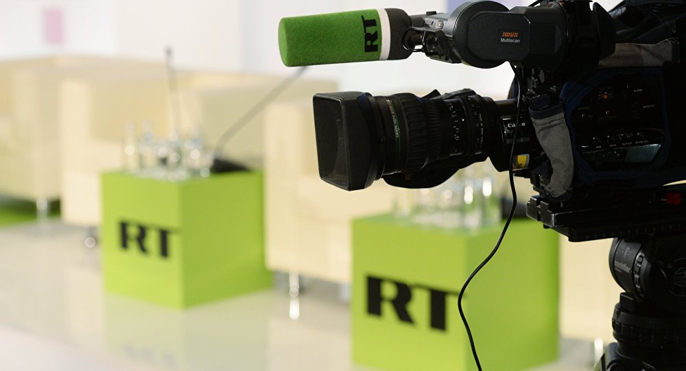 Com o aumento de controvérsias sobre a mídia russa nos EUA, o Ministério das Comunicações russo não exclui a possibilidade de Moscou dar resposta às ameaças, notando que ela pode não ser similar; "É vergonhoso discutir a proibição da mídia. Se as ameaças [de Washington] forem cumpridas, crio, que nesse caso, a Federação da Rússia vai tomar algumas medidas, mas não acho que precisemos nos rebaixar ao mesmo nível inferior", disse o ministro das Comunicações russo, Nikolai Nikiforov