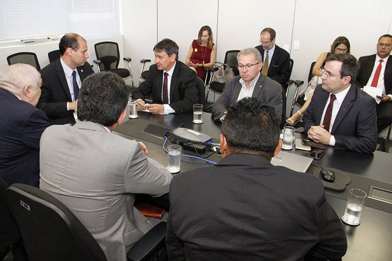 Em audiência com o secretário Nacional de Aviação Civil, Dario Reis, o governador Wellington Dias tratou de investimentos para o setor aeroportuário do Piauí; foi firmado convênio entre a União e o governo estadual que vai investir cerca de R$ 30 milhões para a construção do aeroporto de Bom Jesus, município localizado a quase 500 quilômetros da capital Teresina