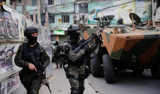 As Forças Armadas entraram na tarde desta sexta-feira na favela da Rocinha, zona sul do Rio de Janeiro, depois de chegarem ao local usando veículos blindados e helicópteros, na primeira vez que os militares ingressaram em uma favela desde a criação de uma força-tarefa entre forças estaduais e tropas federais; de acordo com as autoridades, os militares ficarão por tempo indeterminado na Rocinha, que mais cedo nesta sexta foi palco de confrontos e tiroteios que levaram ao bloqueio de ruas e geraram pânico entre a população