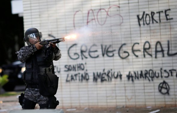 "A criminalização da política pela mídia (sempre interessada em afastar os cidadãos da vida pública) está a fabricar cada vez mais idiotas, que são aqueles que se afastam da política e se gabam dessa postura infantil e descomprometida com os rumos da vida pública. São também conhecidos como 'midiotas'”, diz o cientista político Robson Sávio Reis Souza; "Vejamos o que ocorre nesses dias: a indecisão das elites na escolha do substituto de Temer, por exemplo, comprova cabalmente que não há políticos ocupando os cargos de poder. O que temos no governo e no Congresso são 'profissionais da política', serviçais do dinheiro, e idiotas, que só se preocupam com os interesses próprios e não cuidam do bem-comum"