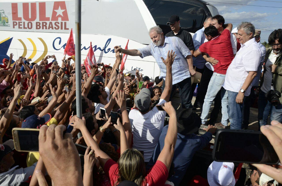 Em passagem por Iguatu, no Ceará, o ex-presidente Lula disse que está andando pelo País para se “defender dessa campanha safada e mentirosa que estão fazendo contra mim”, referindo-se à atuação da grande mídia nacional e de setores da Justiça Brasileira. Para o petista, o objetivo é evitar que ele seja candidato em 2018. “Eu não tenho revista, não tenho televisão, não tenho rádio. A única coisa que eu tenho é a minha honra. Quem quiser evitar que eu conserte esse país, que eu seja candidato, que venha para a rua”.