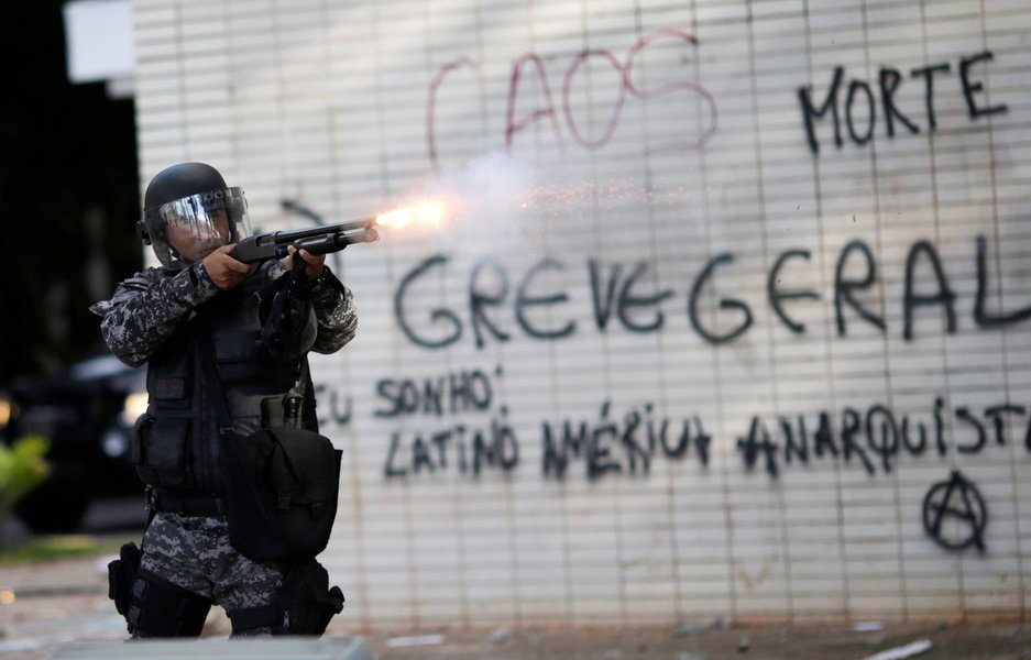 "A criminalização da política pela mídia (sempre interessada em afastar os cidadãos da vida pública) está a fabricar cada vez mais idiotas, que são aqueles que se afastam da política e se gabam dessa postura infantil e descomprometida com os rumos da vida pública. São também conhecidos como 'midiotas'”, diz o cientista político Robson Sávio Reis Souza; "Vejamos o que ocorre nesses dias: a indecisão das elites na escolha do substituto de Temer, por exemplo, comprova cabalmente que não há políticos ocupando os cargos de poder. O que temos no governo e no Congresso são 'profissionais da política', serviçais do dinheiro, e idiotas, que só se preocupam com os interesses próprios e não cuidam do bem-comum"