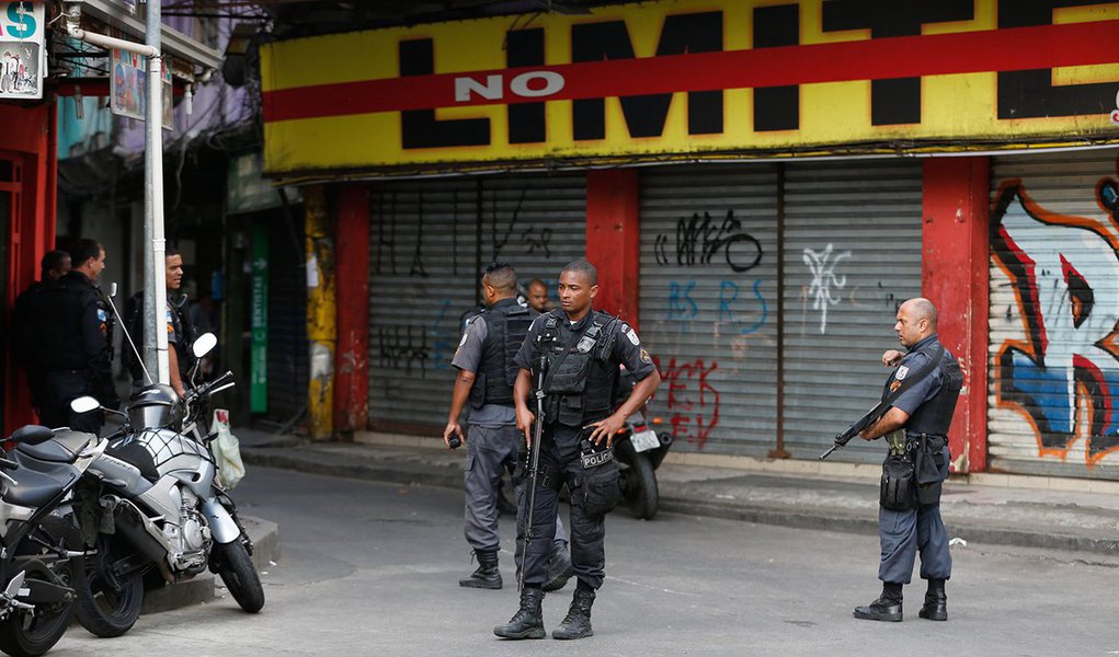 Militares do Batalhão de Operações Policiais Especiais (Bope) e do Batalhão de Ações com Cães (BAC) da Polícia Militar (PM) fazem desde as primeiras horas da manhã uma operação no morro do Borél, na Tijuca, zona norte do Rio; a ação é um desdobramento do cerco à Rocinha, para prender os líderes da facção criminosa que comanda a comunidade e que teriam fugido pela região de Mata Atlântica para o Maciço da Tijuca