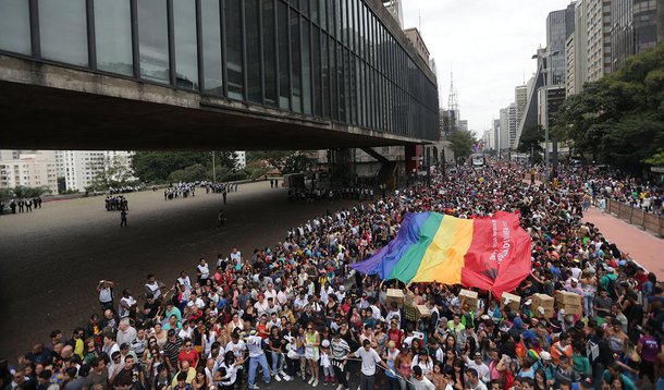 A 21ª Parada do Orgulho LGBT, em São Paulo, que tem como tema “Independente de nossas crenças, nenhuma religião é lei. Todas e todos por um Estado laico”, deve reunir cerca de três milhões de pessoas; concentração é na Avenida Paulista, onde 19 trios elétricos vão se encontrar para percorrer a avenida em direção à Rua da Consolação; de lá, os participantes seguem para o Vale do Anhangabaú, com os shows de encerramento da cantora Tâmara Angel e de artistas LGBT