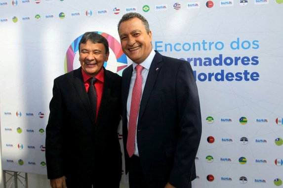 Na chegada à sétima edição do Encontro dos Governadores do Nordeste, nesta quinta-feira, em Salvador, o governador Rui Costa destacou a importância do fórum para garantir mais desenvolvimento aos estados que compõem a região; "Objetivo é unir e fortalecer o Nordeste em pleitos e ações, seja de desenvolvimento ou para demandas junto ao Governo Federal", destacou Rui; uma das pautas da reunião é a previdência complementar; "A Bahia foi o primeiro estado a implantar o Regime de Previdência Complementar para os seus servidores e hoje vamos apresentar esse sistema para os outros colegas do Nordeste, visando unificar o modelo na região", disse Rui