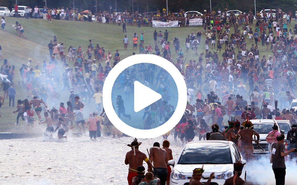 Indígenas de todo o Brasil montaram acampamento com o objetivo de denunciar o que classificam como "a maior ofensiva contra os povos tradicionais dos últimos 30 anos"; o que começou como uma ocupação pacífica terminou em confronto quando a Polícia Legislativa atacou os indígenas com bombas de efeito moral, spray de pimenta e balas de borracha; eles denunciam a paralisação das demarcações de terras, o enfraquecimento da Fundação Nacional do Índio, promovida pelo presidente Michel Temer (PMDB),dentre outros pontos; em defesa dos indígenas, mais de 25 artistas lançaram ontem a canção de protesto Demarcação Já. Participam grandes nomes da música nacional, como Ney Matogrosso, Maria Bethânia, Gilberto Gil, Zeca Pagodinho, Zeca Baleiro, Arnaldo Antunes, Nando Reis, dentre outros