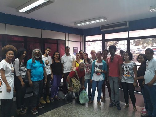 Aliado do prefeito Antônio Elinaldo (DEM), o presidente da Câmara Municipal de Camaçari, vereador Oziel Araújo (PSDB), proibiu a entrada de alimentos e água para os professores da rede pública que ocuparam o plenário da Casa nesta terça-feira; "Os seguranças não deixaram a gente passar com nada. Conseguimos dar alimento aos nossos colegas por uma janela do banheiro que vimos aberta", disse ao 247 uma professora que pediu anonimato temendo retaliações; "Eles nos deram reajuste zero, enquanto a maioria dos secretários da prefeitura que nem daqui são ganham salários que chegam a 40 mil reais", denuncia a docente; estão trancados 18 professores e três alunos; além de não ter água nem alimento, eles também não podem usar o banheiro