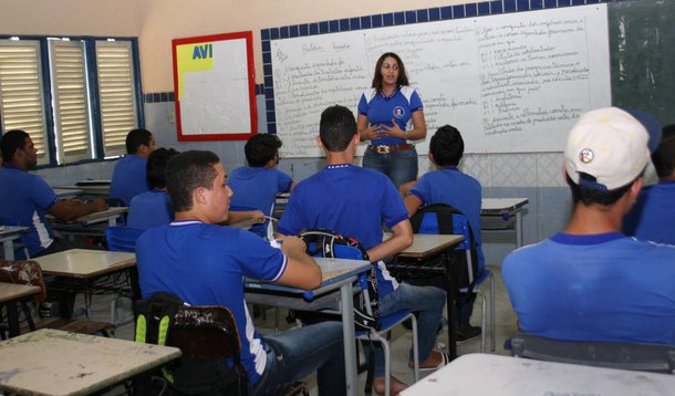 Foi assinado o decreto de nomeação de 400 professores aprovados no último concurso da Secretaria de Estado da Educação (Seduc); o concurso foi realizado em 2014 e, após a convocação de 800 professores em 2015, a Seduc elaborou um calendário para contratação de todos os remanescentes, no início deste ano