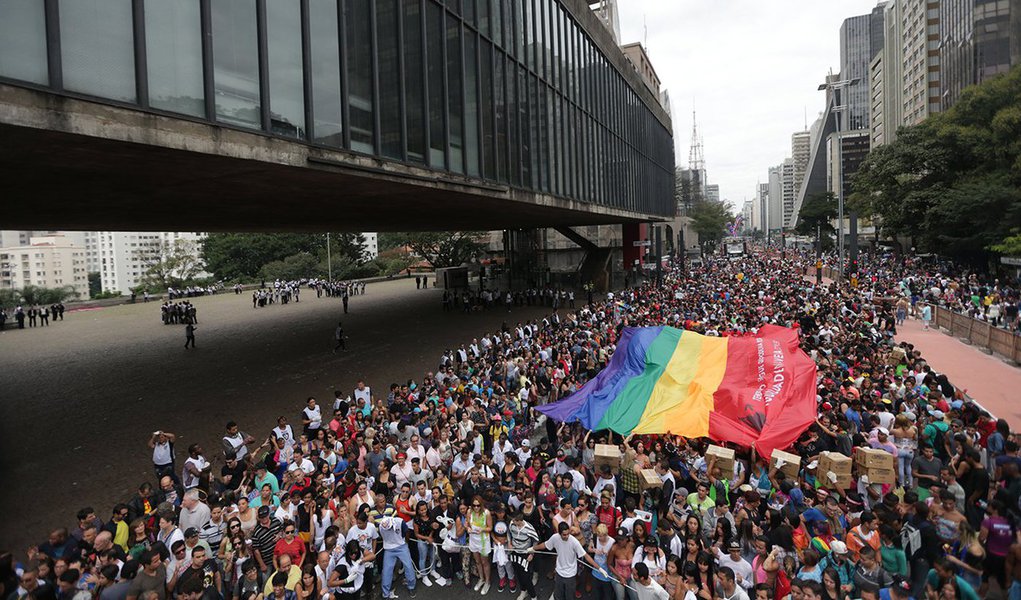 A 21ª Parada do Orgulho LGBT, em São Paulo, que tem como tema “Independente de nossas crenças, nenhuma religião é lei. Todas e todos por um Estado laico”, deve reunir cerca de três milhões de pessoas; concentração é na Avenida Paulista, onde 19 trios elétricos vão se encontrar para percorrer a avenida em direção à Rua da Consolação; de lá, os participantes seguem para o Vale do Anhangabaú, com os shows de encerramento da cantora Tâmara Angel e de artistas LGBT