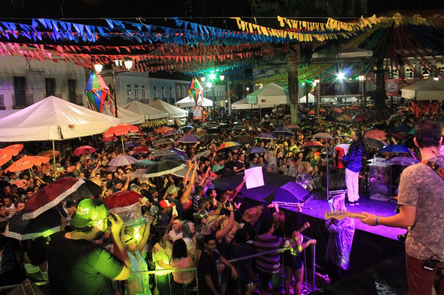 A segunda noite de programação dos festejos de São João na capital baiana tem atrações para todos os gostos. O forró tradicional de Flávio José é destaque no palco montado no Terreiro de Jesus, no Pelourinho, às 21h, nesta sexta-feira; no mesmo palco, o arrasta pé está garantido por atrações como Cicinho de Assis e Jó Miranda; também no Centro Histórico, Tio Barnabé, Colher de Pau e Val Macambira animam o Largo do Pelourinho a partir das 17h; confira a programação completa