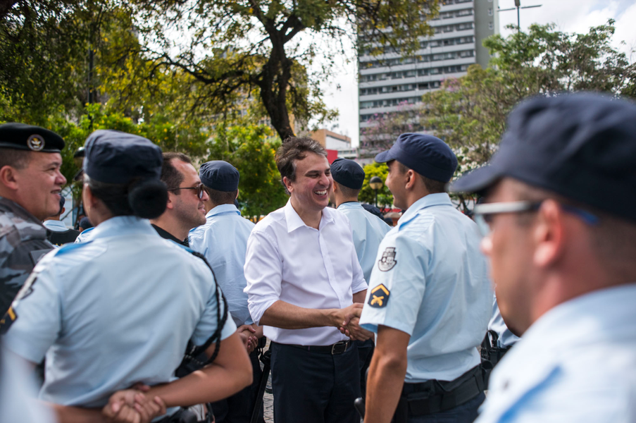 O novo efetivo, de 1.350 policiais militares, foi apresentado na Praça do Ferreira na manhã desta terça-feira (24). Apenas no Centro e na Bezerra de Menezes, 170 PMs foram acrescentados à patrulha. O governador Camilo Santana (PT) explicou que o Governo distribuiu os novos profissionais de forma estratégica em regiões de maior movimentação e corredores comerciais, culturais e turísticos. "Quase todo o restante da distribuição também ficará em Fortaleza, contemplando periferia, áreas litorâneas, regiões específicas. E alguns irão para Região Metropolitana, Juazeiro do Norte e Sobral. Nossa intenção é levar mais homens às ruas. Tanto que vamos ter outras turmas a partir de dezembro, para trazer ainda mais reforços", informou