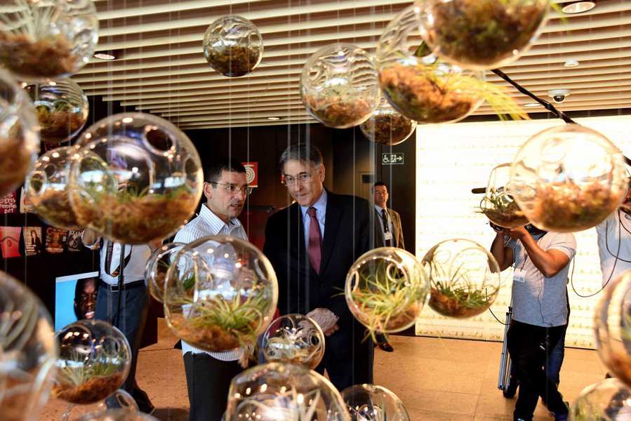 Em visita ao escritório do Google em Belo Horizonte, o governador Fernando Pimentel discutiu a construção de parcerias entre a empresa e o Estado, com vistas à consolidação de um polo de tecnologia e inovação, que gere empregos e renda e atraia outras empresas de tecnologia; ele lembrou que as atividades do escritório do Google em Belo Horizonte começaram em 2005, quando era prefeito da capital mineira, e se consolidou a partir de então; "É a única oficina de trabalho do Google na América latina. Boa parte dos engenheiros é daqui de Minas", destacou o governador