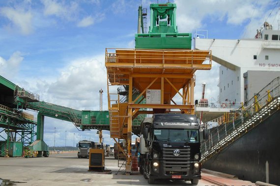 O Porto do Itaqui registrou, no primeiro trimestre deste ano, um aumento de 49% na movimentação de fertilizantes em comparação ao mesmo período do ano passado; as operações de soja nesses três meses ficaram 19% acima do realizado em 2016; importante destacar que até março do ano passado a movimentação de grãos ainda não havia sido impactada pela quebra de safra; a operação não mecanizada de fertilizantes realizada nesse intervalo, por apenas três navios consecutivamente, ficou 75% acima da média planejada