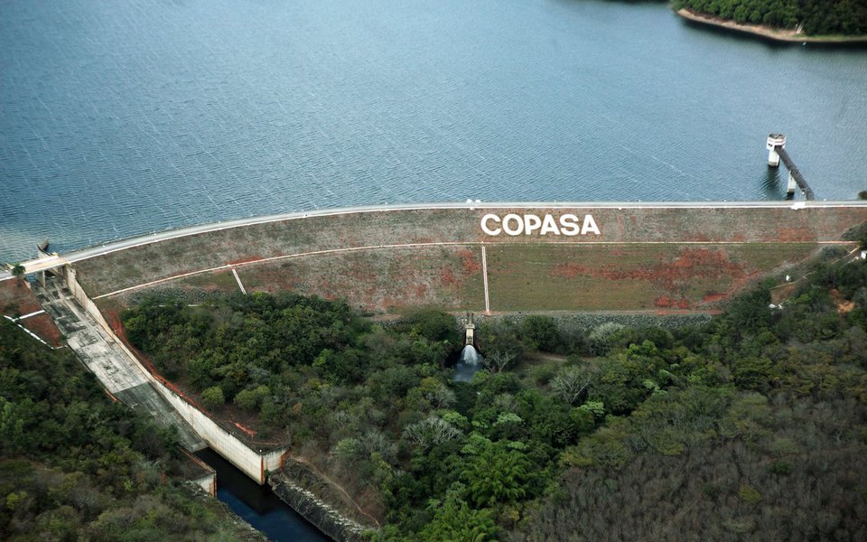 A Copasa descartou a possibilidade de racionamento de água em Belo Horizonte e região metropolitana, por causa da obra de captação do rio Paraopeba, inaugurada em dezembro de 2015; a região metropolitana teve a pior seca dos últimos 100 anos no período entre janeiro e setembro de 2017, informou a companhia