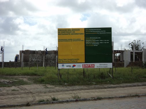 Dados da Caixa Econômica Federal (CEF) mostram que mais de 140 obras nos municípios alagoanos ainda não foram iniciadas e cerca de 120 estão paralisadas; são praças, quadras de esportes, espaços esportivos, recuperação, pavimentação de vias e entre outros, cujos atrasos  prejudicam a população; obras são classificadas pela União como Restos a Pagar Não Processados, cujos empenhos, correm riscos de serem cancelados