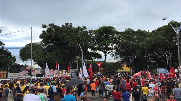 A movimentação para a greve geral desta sexta (28) já começou na madrugada, com lideranças populares, sindicais e trabalhadores ocupando as empresas de ônibus; houve manifestações no Aeroporto Pinto Martins; diversas ruas estão bloqueadas por ônibus parados; Acompanhe aqui as notícias em tempo real da Capital e Interior