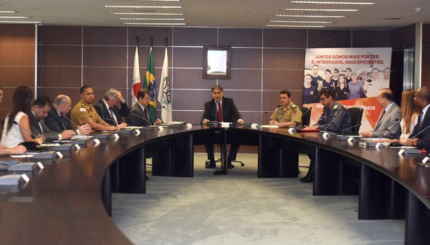 Minas Gerais fechou o primeiro semestre de 2017 com queda de 8% nos índices de roubos e 4% nos números de homicídios; os seis primeiros meses do ano também apresentaram redução em 10 das 12 estatísticas de criminalidade monitoradas pelo Governo do Estado; os números foram apresentados pelo governador Fernando Pimentel na sexta-feira (11), em reunião da Câmara de Coordenação das Políticas de Segurança Pública, no Palácio Tiradentes, em Belo Horizonte; "Como cidadão mineiro, até mais do que como governador, fico muito satisfeito de ver a forma como está sendo conduzida a segurança pública de Minas Gerais, e que ela está produzindo bons resultados, com números positivos e melhores do que a média nacional", disse Pimentel