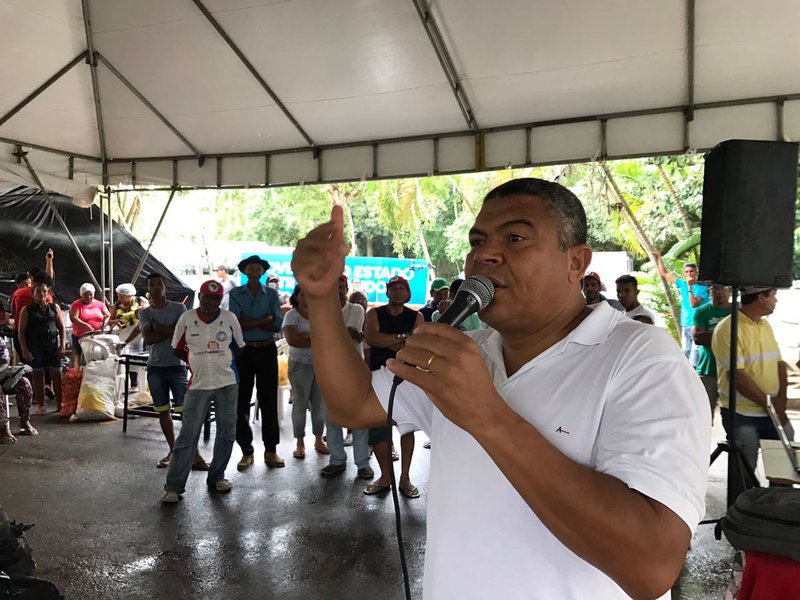 O deputado federal Valmir Assunção (PT-BA) voltou a defender o ex-presidente Lula como solução para a crise sociopolítico-econômica instalada no País; de acordo com o parlamentar, "todos os ataques são por ele liderar as pesquisas para a presidência em 2018, isso foi comprovado nas últimas pesquisas desta última semana [Vox Populi e Ibope]"; "O Brasil está em uma crise sem precedentes, econômica, política e social, e somente com o retorno do PT, por meio do voto popular, com Lula para a presidência, será capaz de dirimir isso", disse; na pesquisa CUT/Vox Populi, Lula tem de 44% a 45% dos votos válidos contra 32% a 35% da soma dos adversários nos três cenários da pesquisa estimulada