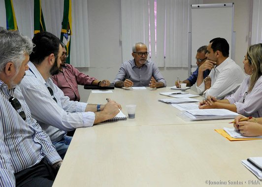 O prefeito de Aracaju, Edvaldo Nogueira, se reuniu com secretários municipais e representantes da Caixa Econômica para discutir o Plano Municipal de Mobilidade Urbana; o projeto, cuja elaboração e viabilização de recursos ocorreram na gestão anterior, foi modificado e paralisado na administração passada, o que gerou impedimentos na liberação dos recursos; como consequência, desde que assumiu o governo, o prefeito tem buscado alternativas para realinhar o programa, e conseguir a liberação da verba para início das ações; “O nosso foco é recuperar os R$ 113 milhões que estão na Caixa Econômica para poder iniciar o projeto. Isto depende da liberação do governo federal”, afirmou