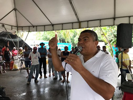 O deputado federal Valmir Assunção (PT-BA) voltou a defender o ex-presidente Lula como solução para a crise sociopolítico-econômica instalada no País; de acordo com o parlamentar, "todos os ataques são por ele liderar as pesquisas para a presidência em 2018, isso foi comprovado nas últimas pesquisas desta última semana [Vox Populi e Ibope]"; "O Brasil está em uma crise sem precedentes, econômica, política e social, e somente com o retorno do PT, por meio do voto popular, com Lula para a presidência, será capaz de dirimir isso", disse; na pesquisa CUT/Vox Populi, Lula tem de 44% a 45% dos votos válidos contra 32% a 35% da soma dos adversários nos três cenários da pesquisa estimulada