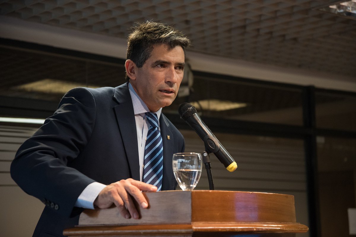 O vice-presidente do Uruguai, Raúl Sendic, apresentou sua renúncia "indeclinável" ao cargo neste sábado, depois de ser ver envolvido em um escândalo pelo uso de cartões corporativos oficiais e um título acadêmico que não tinha; "Apresentei ao plenário da Frente Ampla (partido do governo) minha renúncia indeclinável à vice-presidência. Comuniquei também ao presidente Tabaré Vázquez", anunciou Sendic no Twitter, depois de uma reunião com o partido