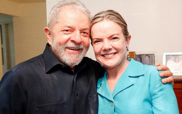 Se o ex-presidente Lula faltar ao eleitor, em 2018, por questões de lava jato, ele deverá ser substituído pela senadora Gleisi Hoffmann — presidenta nacional do PT. A escolha de Lula foi materializada na noite desta quinta-feira (12) com a exibição do programa político do partido. Somente ele e Gleisi apareceram no horário político do PT