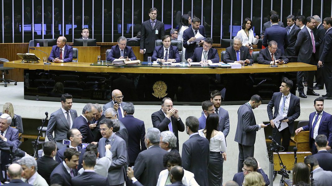Aliados do governo rejeitaram, hápouco, mais um requerimento da oposição, que propunha o adiamento da votação do parecer da Comissão de Constituição e Justiça (CCJ), contrário à admissibilidade da denúncia contra o presidente Michel Temer pelo suposto crime de corrupção passiva; denúncia foi apresentada pelo procurador-geral da República, Rodrigo Janot; foram 251 votos pela rejeição do requerimento e apenas 6 a favor da aprovação
