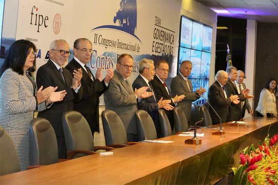 O prefeito Edvaldo Nogueira participou, em Aracaju, da abertura do 2º Congresso Internacional de Contas Públicas, realizado pelo Tribunal de Contas do Estado de Sergipe; o evento reúne integrantes da Corte de Contas de todo o país, tendo entre seus palestrantes os ministros José Múcio Monteiro Filho e João Augusto Ribeiro Nardes, do Tribunal de Contas da União; “Fico muito feliz em ver que temas como o Protagonismo das Cidades, a reformulação do Pacto Federativo e o Planejamento Estratégico, que têm sido base da nossa administração, estejam sendo discutidos neste evento. Isso mostra que Aracaju está inserida nas grandes discussões mundiais sobre desenvolvimento e progresso”, disse Edvaldo  
 