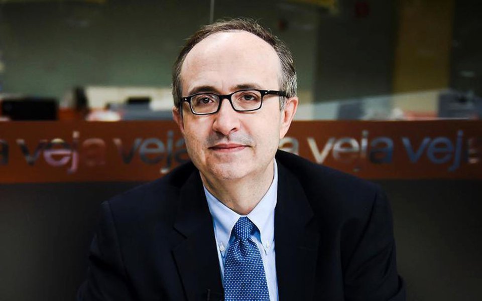 Apesar de o procurador-geral da República, Rodrigo Janot, confirmar que Michel Temer cometeu crimes de corrupção passiva, organização criminosa e tentativa de obstrução à Justiça, o colunista de Veja Reinaldo Azevedo ainda tenta salvar o peemedebista, que segundo ele, "foi mesmo vítima de uma conspirata"; "Um empresário gravou uma fala com o presidente da República com o objetivo de incriminá-lo. O produto dessa gravação, do ponto de vista jurídico, é imprestável, mas o sr. Rodrigo Janot o utilizou para embasar o pedido de abertura de inquérito contra Michel Temer", diz Reinaldo em seu blog