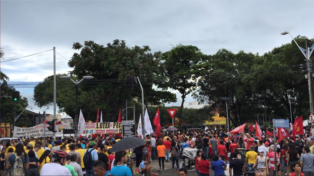 A movimentação para a greve geral desta sexta (28) já começou na madrugada, com lideranças populares, sindicais e trabalhadores ocupando as empresas de ônibus; houve manifestações no Aeroporto Pinto Martins; diversas ruas estão bloqueadas por ônibus parados; Acompanhe aqui as notícias em tempo real da Capital e Interior