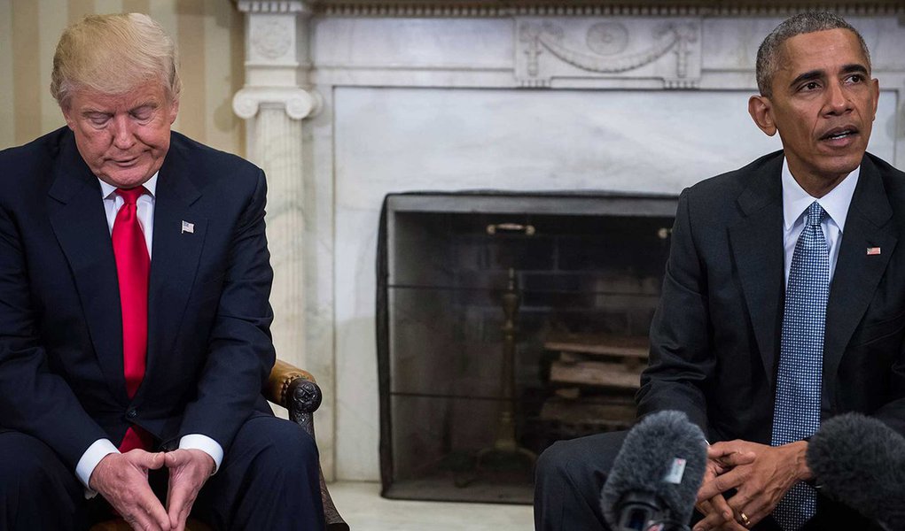 Casa Branca pediu neste domingo ao Congresso norte-americano que examine se a administração do ex-presidente Barack Obama abusou de sua "autoridade investigativa" executiva durante a campanha de 2016, como parte da investigação do Congresso em andamento sobre a influência da Rússia nas eleição presidencial; pedido veio um dia depois que o presidente Donald Trump alegou, sem evidência de apoio, que o então presidente Obama ordenou uma escuta telefônica na Trump Tower, em Nova York, que era então sede da campanha de Trump