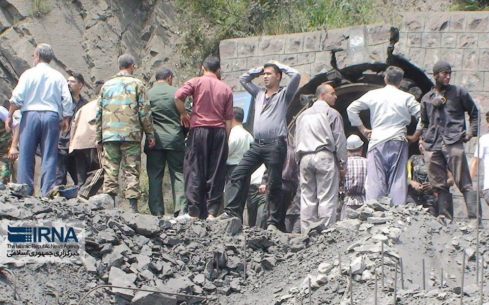 Mais de 50 mineiros continuam retidos após uma grande explosão ocorrida em uma das minas de carvão no Norte do Irã; mais de 10 feridos foram transportados para hospital após uma explosão na mina de Zemestanyurt, na província de Golestan; "De 40 até 50 pessoas ficaram debaixo dos destroços na sequência da explosão",disse o chefe do Departamento para Situações de Emergência da província