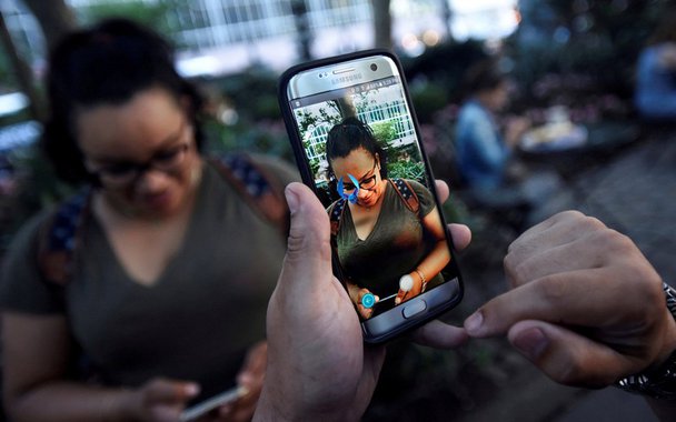 Pesquisa aponta que o percentual de brasileiros que vê vídeos na internet (42% da população) já supera os que assistem TV a cabo (37%); entre os adolescentes, a televisão é um ser cada vez mais estranho: 89% responderam estar conectado à internet ao mesmo tempo em que estão à frente da tela tradicional