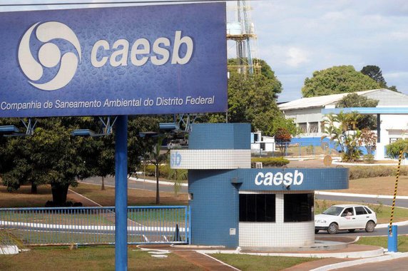 Funcionários da administração indireta do governo do Distrito Federal prometem ir à Justiça para tentar derrubar a emenda à Lei Orgânica que estabelece um teto para os salários dos servidores das empresas estatais do GDF, caso o projeto seja aprovado pela Câmara Legislativa; atualmente, funcionários de empresas como a Caesb, a CEB, Terracap e BRB podem receber vencimentos acima do limite legal válido para o DF, que é o salário de um desembargador do TJDFT (R$ 30.471,11)