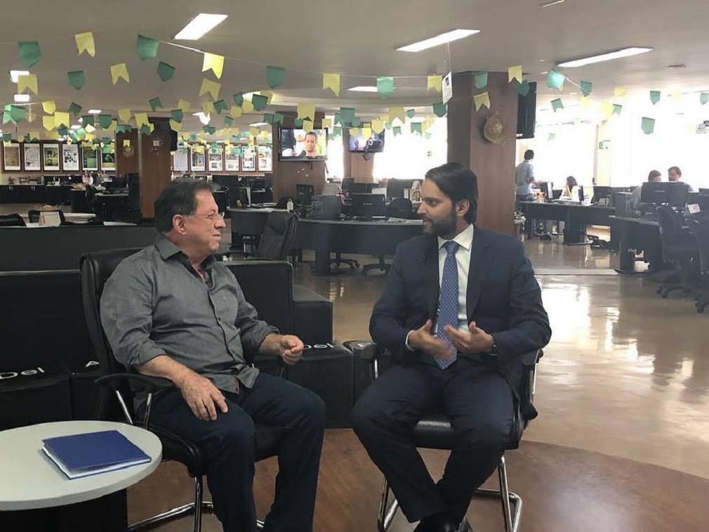 Em entrevista a Jackson Abrão transmitida na página do jornal O Popular no Facebook, nesta segunda-feira, o ministro das Cidades, Alexandre Baldy, disse que “tem feito de tudo para ajudar Goiás” no governo federal; levantamento divulgado pelo próprio ministério na semana passada mostrou que a pasta liberou R$ 1,2 bilhão para o Estado desde que Baldy virou ministro, no dia 2 de novembro de 2017
