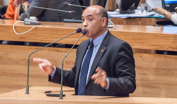 Projeto de autoria do deputado Wellington Luiz (PMDB), prevê que as empresas concessionárias de energia elétrica e de água e esgoto não poderão cobrar multas e juros nas faturas de servidores públicos do DF, ativos e inativos, inclusive os de autarquias e empresas públicas, quando ocorrer atraso ou parcelamento de suas remunerações; o teor da proposta foi aprovado pela Comissão de Economia, Orçamento e Finanças (CEOF) da Câmara Legislativa