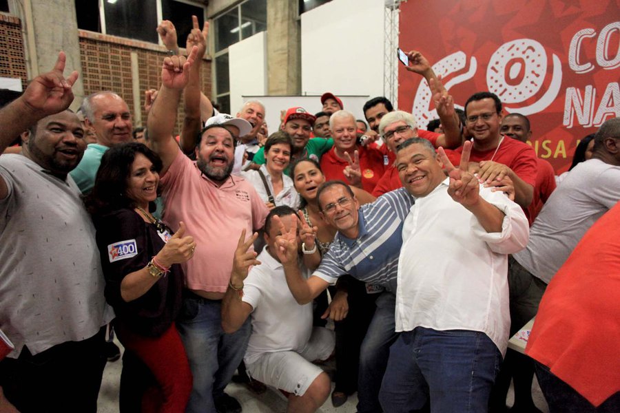O presidente do PT na Bahia, Everaldo Anunciação, foi reeleito neste final de semana para continuar no comando do partido por mais dois anos; no processo de escolha feito por 310 delegados eleitos, Everaldo teve 167 votos, contra 143 do deputado federal Waldenor Pereira; um dos líderes do grupo Optei, que apoiou Everaldo, o deputado federal Valmir Assunção (PT-BA) diz que a recondução do presidente "propicia uma abertura para superar as divergências para o PT sair unido desse processo"; Valmir afirma que a vitória de Everaldo aconteceu após a unificação das correntes EPS, CNB e Trabalho