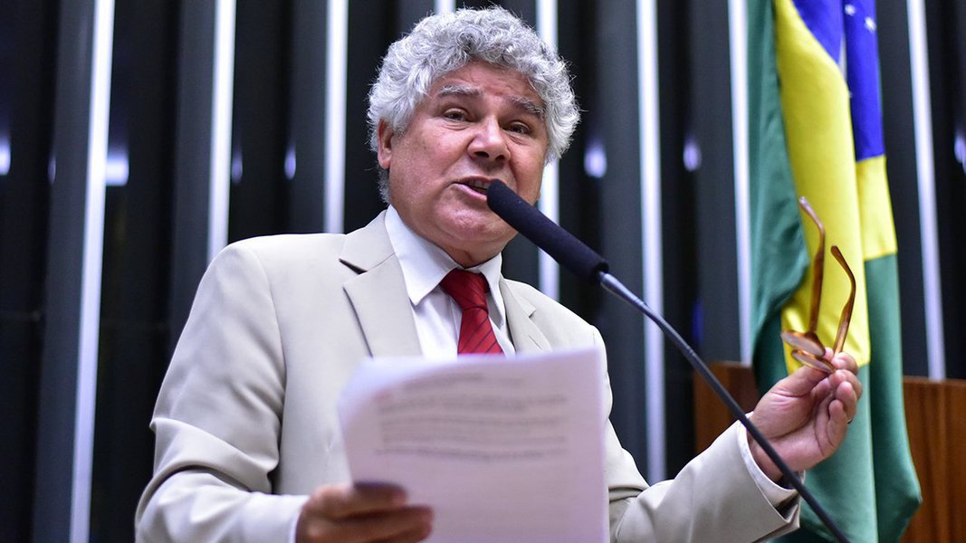 Deputado do PSOL que virou alvo de críticas após fazer elogios a Aécio Neves durante um jantar do jornalista do Globo Ricardo Noblat publica um vídeo para dizer que primeiramente, não deveria ter ido ao evento; caso tivesse ido, deveria ter se limitado a dar um abraço em Noblat e ido embora; e ainda, "percebendo que acabou sendo uma espécie de reunião da corte de Brasília, eu deveria não ter me dado a certas ironias"; assista