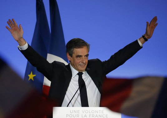 Em terceiro lugar no primeiro turno, o candidato presidencial conservador francês Francois Fillon pediu aos seus eleitores que apoiem o centrista Emmanuel Macron, dizendo que a líder de extrema-direita, Marine Le Pen, levaria a França para a falência se ela for eleita