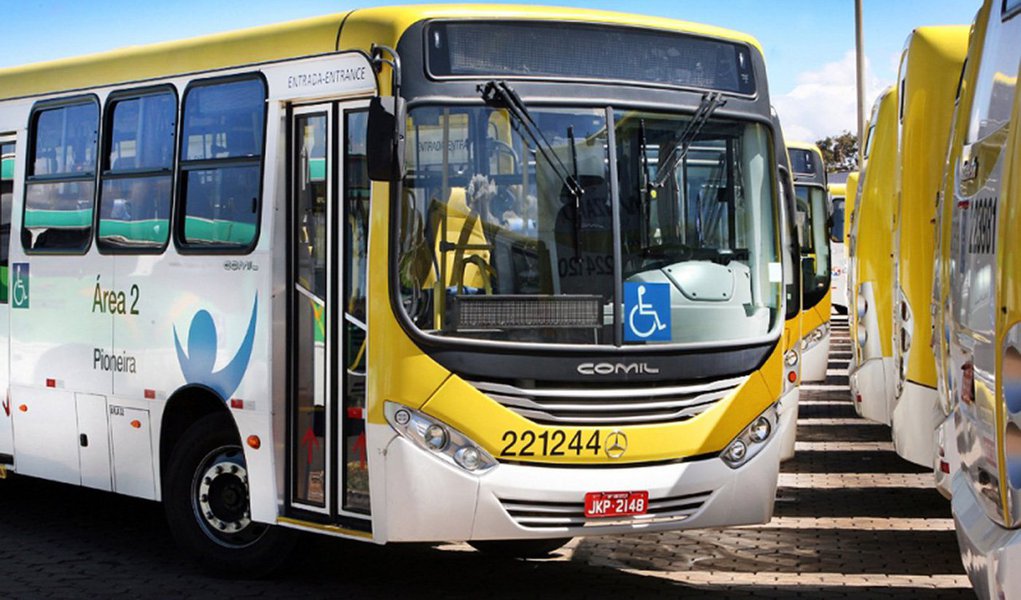 Com o Bilhete Único, previsto para ser implementado em Brasília em até seis meses, os passageiros serão beneficiados com diversas melhorias no sistema de transporte coletivo; as mudanças — algumas já em fase de testes — vão desde a compra de créditos até novos mecanismos para controlar o serviço e oferecer mais segurança; um exemplo é se a pessoa andar em uma linha circular interna, que custa R$ 2,50, depois pegar o metrô, por R$ 5, e, por fim, usar uma linha de curta duração, de R$ 3,50; em dinheiro, os gastos seriam de R$ 11; com cartão, o custo cai para R$ 5; entenda as mudanças