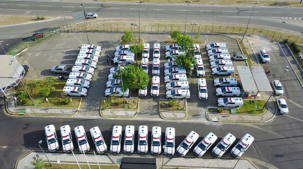 O governador Flávio Dino entregou mais 52 viaturas policiais para o Maranhão; “Elas estão sendo entregues em todas as regiões para atender o trabalho preventivo da Polícia Militar. Teremos também entrega em breve de viaturas para a Polícia Civil, e com isso vamos obtendo resultados”; já são mais de 620 viaturas entregues desde 2015; até o final do ano, a meta é de 700