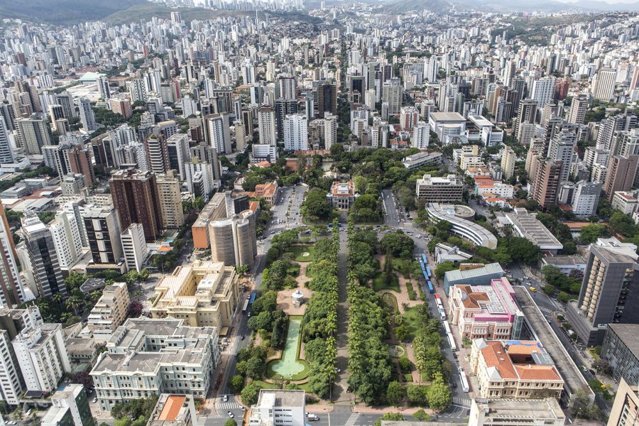 Por causa do alto número de desempregados no País (14 milhões), o número de Microempreendedores Individuais (MEIs) tem crescido. Em Minas o saldo entre adesões e fechamentos chega a 100 mil por ano desde 2014, quando a crise econômica começou a tirar vagas dos trabalhadores; o levantamento foi feito no Portal do Empreendedor pelo jornal Hoje em Dia; Minas é o terceiro estado com maior número de formalizações (774 mil); Sebrae Minas informou que os números são cumulativos de 2009 até março de 2017