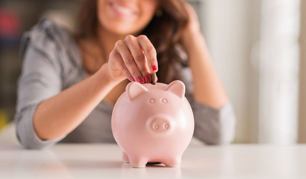 Pelo quarto mês seguido, os brasileiros depositaram mais do que sacaram na poupança. Em agosto, a captação líquida (depósitos menos retiradas) somou R$ 2,14 bilhões, informou o Banco Central. O valor é menor que a captação líquida registrada em julho (R$ 2,34 bilhões), mas foi o melhor resultado para meses de agosto desde 2013