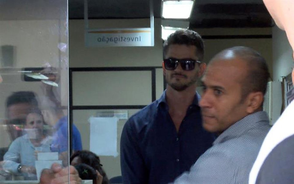 Ex-participante da última edição do programa Big Brother Brasil (BBB), exibido pela TV Globo, Marcos Harter, foi denunciado pelo Ministério Público do Rio de Janeiro (MPRJ) pela prática de dois delitos de lesão corporal; Harter, que é médico, é acusado de agredir a participante e vencedora do reality show, Emilly de Araujo Correa; durante uma festa realizada pela produção do programa, Harter, enciumado, teria agredido Emilly com beliscões e apertões que teriam deixado hematomas nos braços da jovem; agressões fizeram com que Marcos fosse eliminado do programa