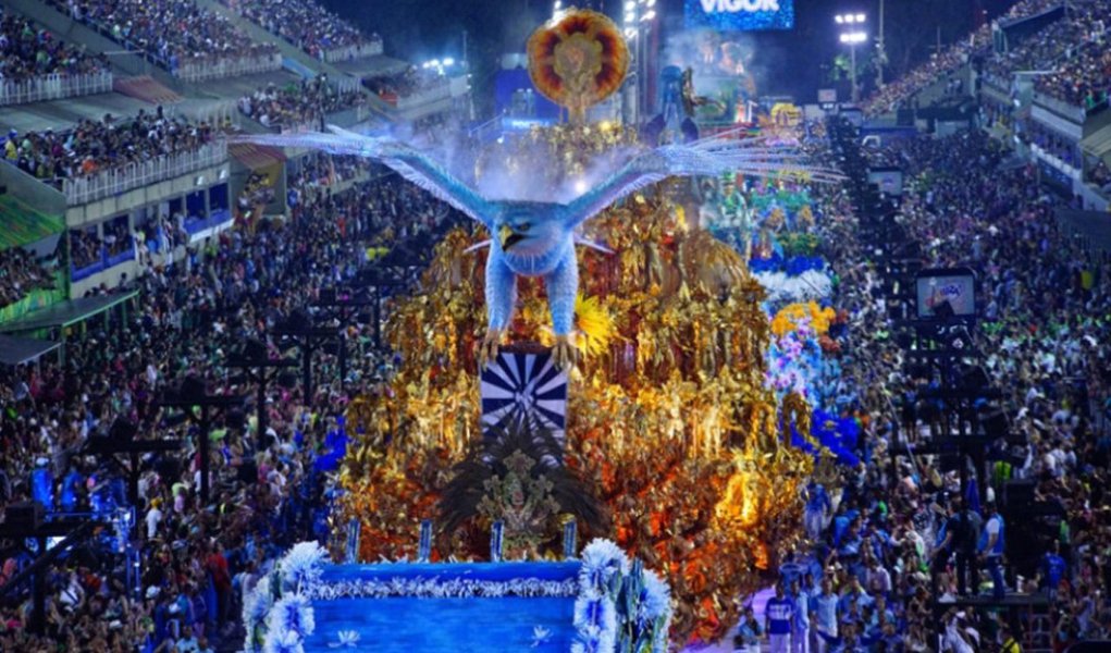 O tradicional desfile das campeãs do carnaval de Rio de Janeiro ainda tem ingressos à venda; no sábado (4), as seis primeiras colocadas do Grupo Especial vão se apresentar na Marquês de Sapucaí a partir das 22h; a Portela, campeã do carnaval, será a última escola a desfilar; ela trouxe para Marquês de Sapucaí um enredo sobre os rios, inspirado na canção Foi um Rio que Passou em Minha Vida, do portelense Paulinho da Viola