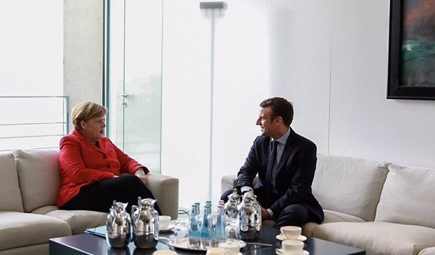 Presidente eleito da França, Emmanuel Macron, irá se reunir com a chanceler da Alemanha, Angela Merkel, na segunda-feira, em Berlim, um dia após tomar posse como presidente; visita foi anunciada nesta sexta-feira pelo porta-voz de Merkel, Steffen Seibert, durante uma entrevista coletiva