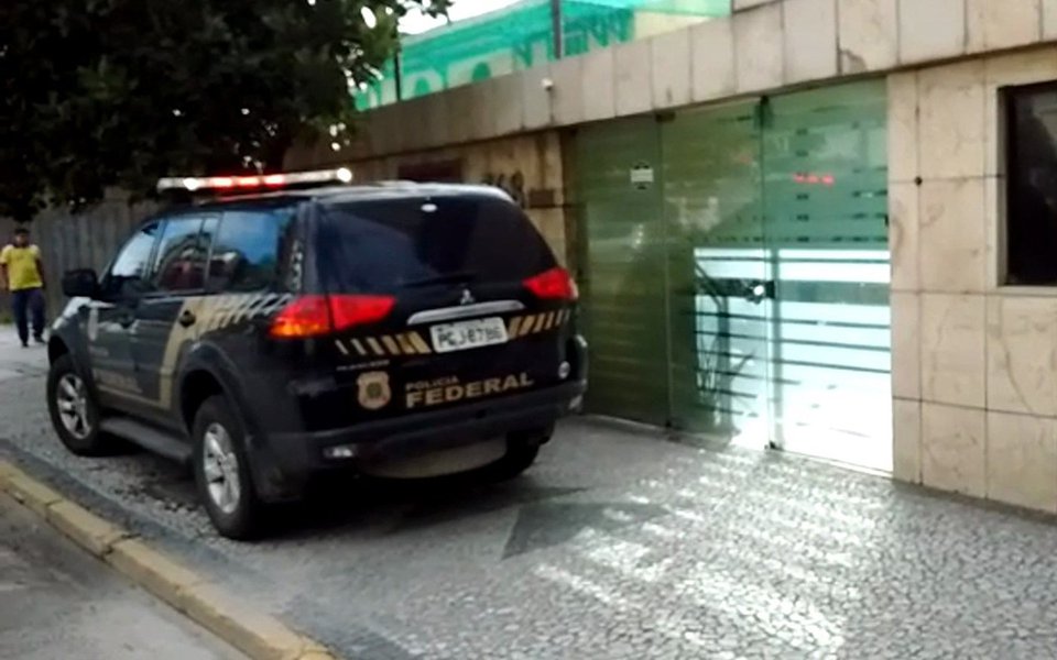 Genro do ex-deputado Pedro Corrêa (PP), Laudo Aparecido Dalla Costa Ziani, foi preso pela Polícia Federal em sua residência, em Jaboatão dos Guararapes (PE), durante a operação Rio 40 Graus, desdobramento da Lava Jato; agentes federais estão cumprindo 10 mandados de prisão, nove deles no Rio de Janeiro; alvo da operação é o ex-secretário de Obras do município do Rio de Janeiro Alexandre Pinto, que teria cobrado propinas em obras ligadas à Copa do Mundo e Olimpíada; Aline Corrêa, filha do ex-parlamentar e mulher de Ziani, foi investigada pela Lava Jato por conta de contratação de funcionários fantasmas na Câmara Federal
 