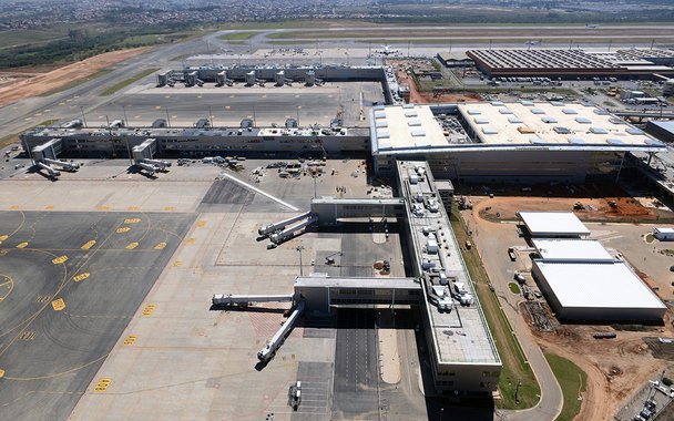 No processo de devolução do aeroporto de Viracopos, em Campinas (SP), bancos já estão preocupados com a conta a ser paga; a instituições que financiaram a expansão do aeroporto temem um prejuízo de R$ 2,53 bilhões, depois que o consórcio do terminal, em meio à crise, devolveu a concessão; maior credor com mais de R$ 2 bilhões, o BNDES diz que “avaliará as medidas cabíveis para assegurar seus interesses no momento oportuno”