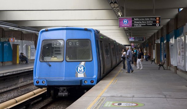 A Polícia Federal (PF) cumpre dois mandados de prisão preventiva por suspeita de corrupção na construção da Linha 4 do metrô do Rio; os suspeitos presos são um ex-subsecretário estadual de Transporte e um diretor da Companhia de Transportes sobre Trilhos do Estado do Rio de Janeiro