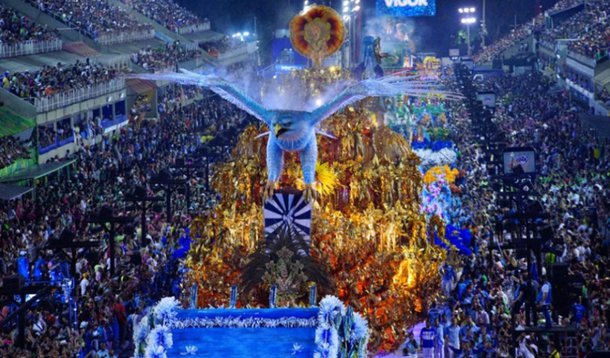 O tradicional desfile das campeãs do carnaval de Rio de Janeiro ainda tem ingressos à venda; no sábado (4), as seis primeiras colocadas do Grupo Especial vão se apresentar na Marquês de Sapucaí a partir das 22h; a Portela, campeã do carnaval, será a última escola a desfilar; ela trouxe para Marquês de Sapucaí um enredo sobre os rios, inspirado na canção Foi um Rio que Passou em Minha Vida, do portelense Paulinho da Viola